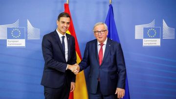 El presidente del Gobierno español, Pedro Sánchez, se reúne con Jean-Claude Juncker