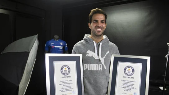 Cesc Fábregas, con sus dos certificados de récord 'Guiness' Cesc Fábregas, con sus dos certificados de récord 'Guiness'