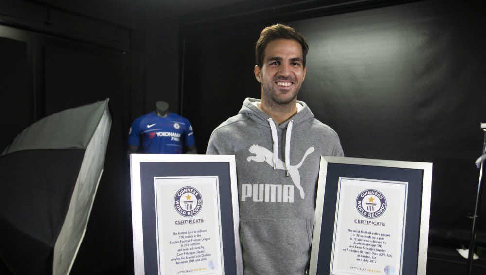 Cesc Fábregas, con sus dos certificados de récord 'Guiness'