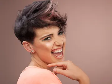 Mujer contenta con su corte de pelo Mujer contenta con su corte de pelo