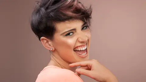 Mujer contenta con su corte de pelo Mujer contenta con su corte de pelo