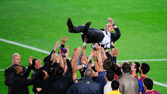 Guardiola, manteado por sus jugadores en su despedida del Barça Guardiola, manteado por sus jugadores en su despedida del Barça