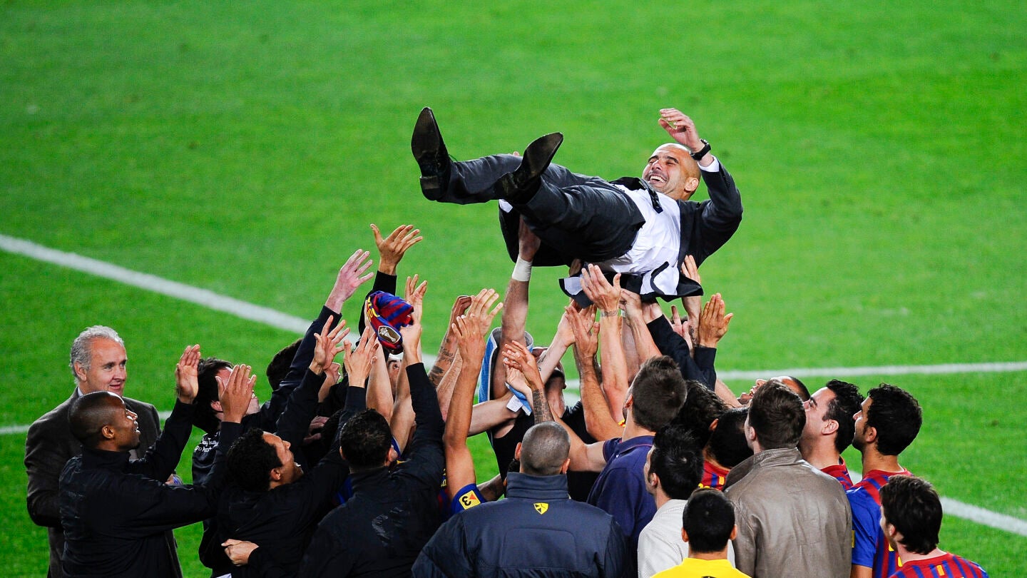 Guardiola, manteado por sus jugadores en su despedida del Bar&ccedil;a