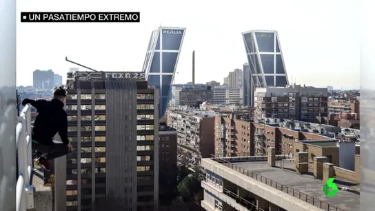 Se cuelan en los edificios y se fotografían desde las cornisas de las azoteas para sentir el riesgo: aumenta la práctica de 'rooftopping' Se cuelan en los edificios y se fotografían desde las cornisas de las azoteas para sentir el riesgo: aumenta la práctica de 'rooftopping'