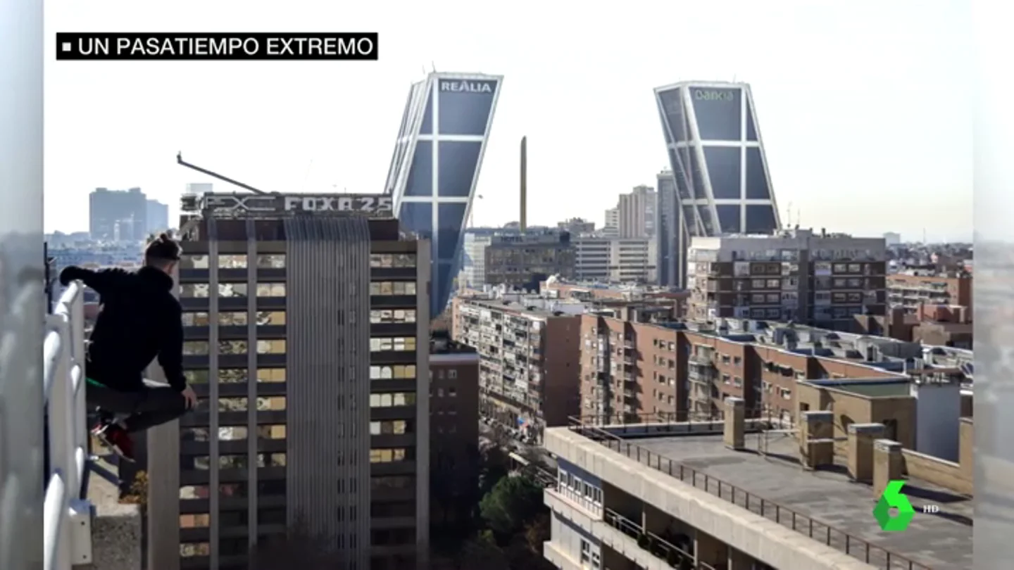 Se cuelan en los edificios y se fotografían desde las cornisas de las azoteas para sentir el riesgo: aumenta la práctica de 'rooftopping' Se cuelan en los edificios y se fotografían desde las cornisas de las azoteas para sentir el riesgo: aumenta la práctica de 'rooftopping'