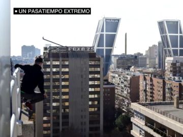 Se cuelan en los edificios y se fotografían desde las cornisas de las azoteas para sentir el riesgo: aumenta la práctica de 'rooftopping' Se cuelan en los edificios y se fotografían desde las cornisas de las azoteas para sentir el riesgo: aumenta la práctica de 'rooftopping'