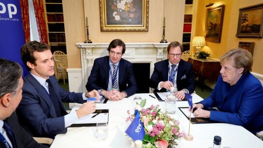 Pablo Casado se re&uacute;ne con Angela Merkel