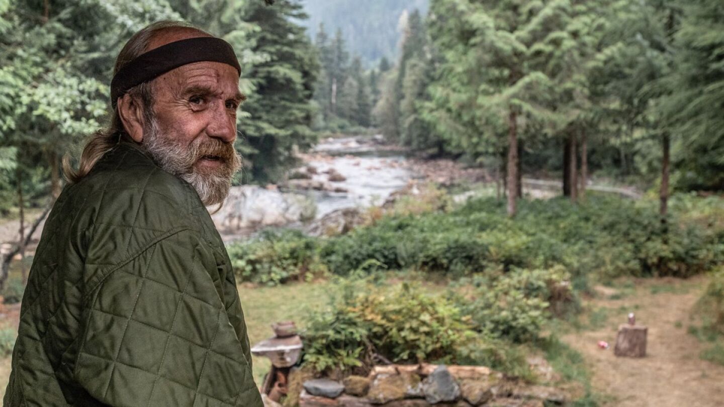 Rick en el bosque en el que convive con ojos salvajes.