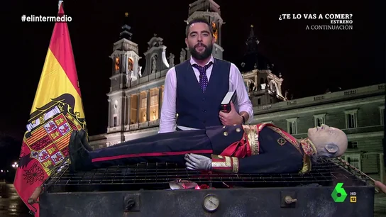 El Intermedio quema en directo a la momia de Franco: "Hay que poner punto y final a este embrollo" El Intermedio quema en directo a la momia de Franco: "Hay que poner punto y final a este embrollo"