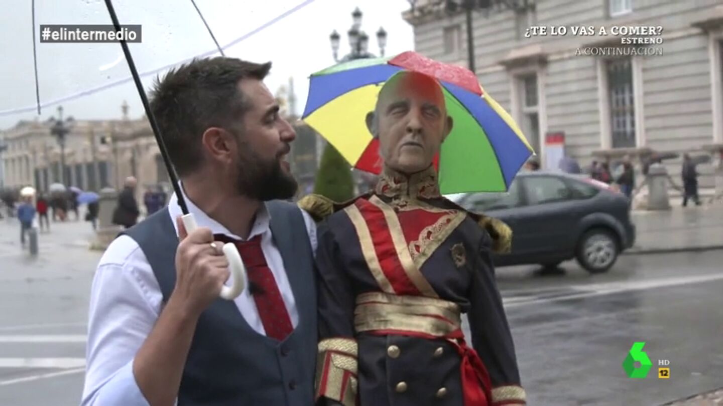 Dani Mateo con la momia de Franco