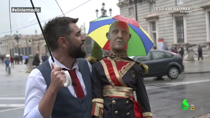 Dani Mateo con la momia de Franco