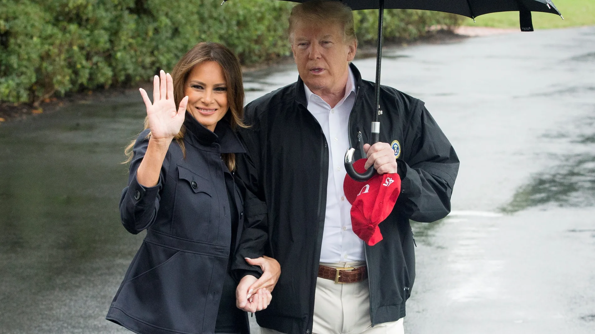 Lluvia de críticas a Donald Trump por no cubrir a Melania por el paraguas 