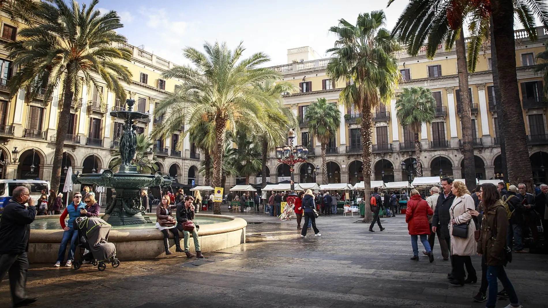 Plaza de Barcelona con gente