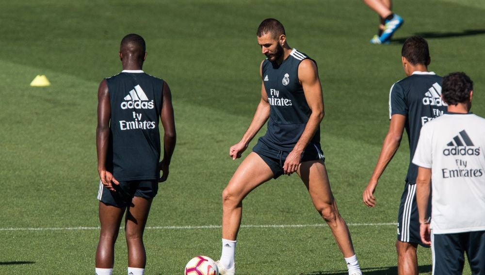 Benzema, durante un entrenamiento del Real Madrid