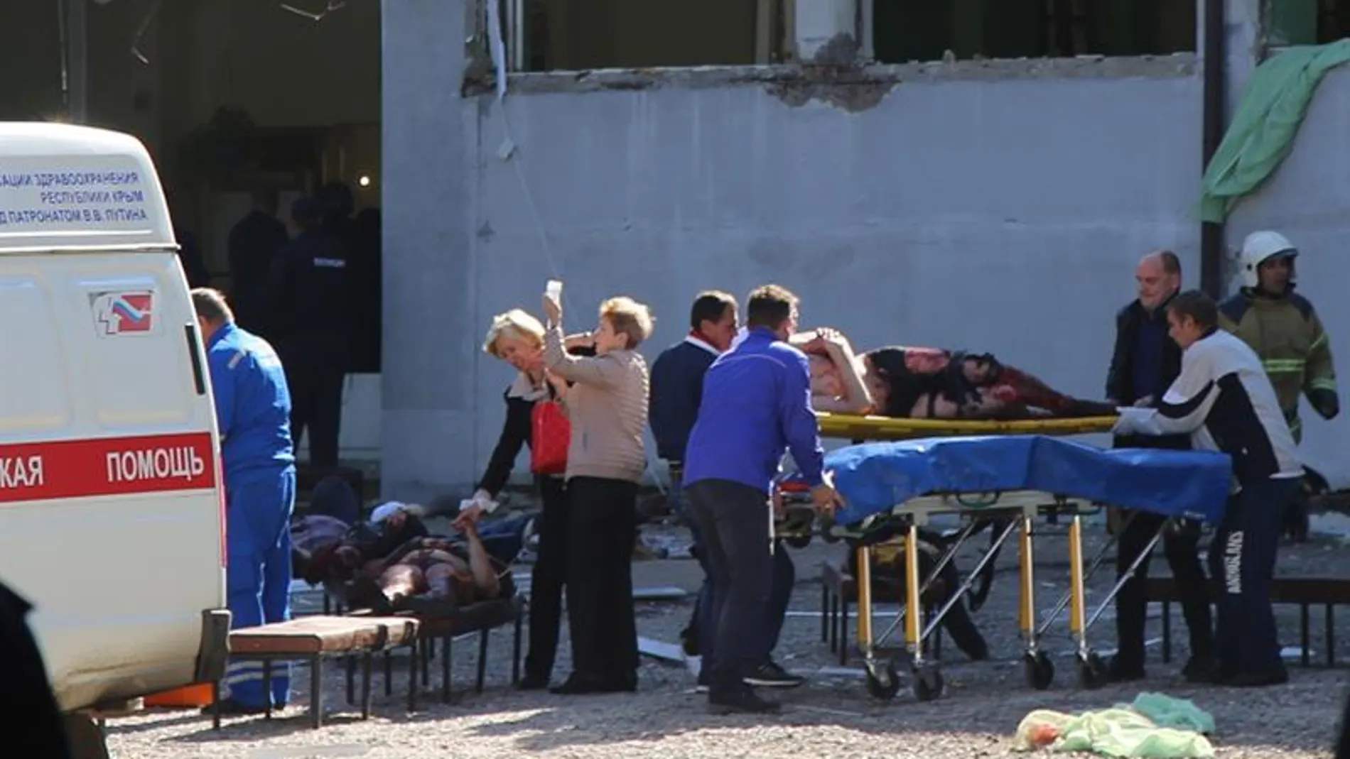 Los servicios de Emergencias atienden a varios heridos frente al instituto de Crimea