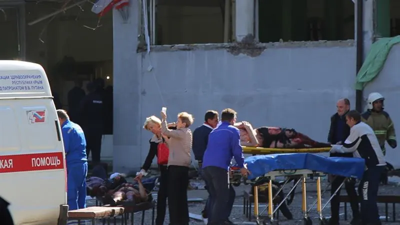 Los servicios de Emergencias atienden a varios heridos frente al instituto de Crimea Los servicios de Emergencias atienden a varios heridos frente al instituto de Crimea