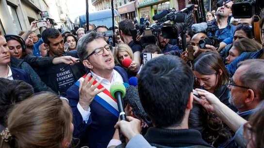 El líder del partido político La Francia Insumisa (LFI) y miembro del parlamento, Jean-Luc Mélenchon, se dirige a la prensa tras el registro de la policía El líder del partido político La Francia Insumisa (LFI) y miembro del parlamento, Jean-Luc Mélenchon, se dirige a la prensa tras el registro de la policía