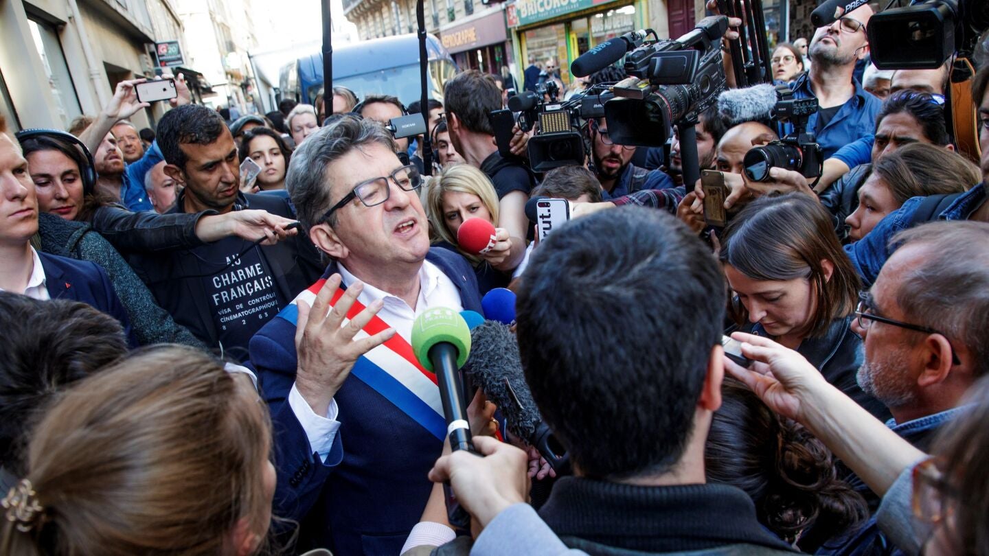  El l&iacute;der del partido pol&iacute;tico La Francia Insumisa (LFI) y miembro del parlamento, Jean-Luc M&eacute;lenchon, se dirige a la prensa tras el registro de la polic&iacute;a