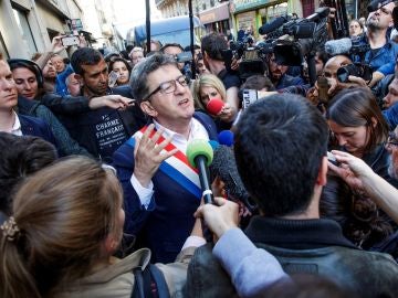 El líder del partido político La Francia Insumisa (LFI) y miembro del parlamento, Jean-Luc Mélenchon, se dirige a la prensa tras el registro de la policía El líder del partido político La Francia Insumisa (LFI) y miembro del parlamento, Jean-Luc Mélenchon, se dirige a la prensa tras el registro de la policía