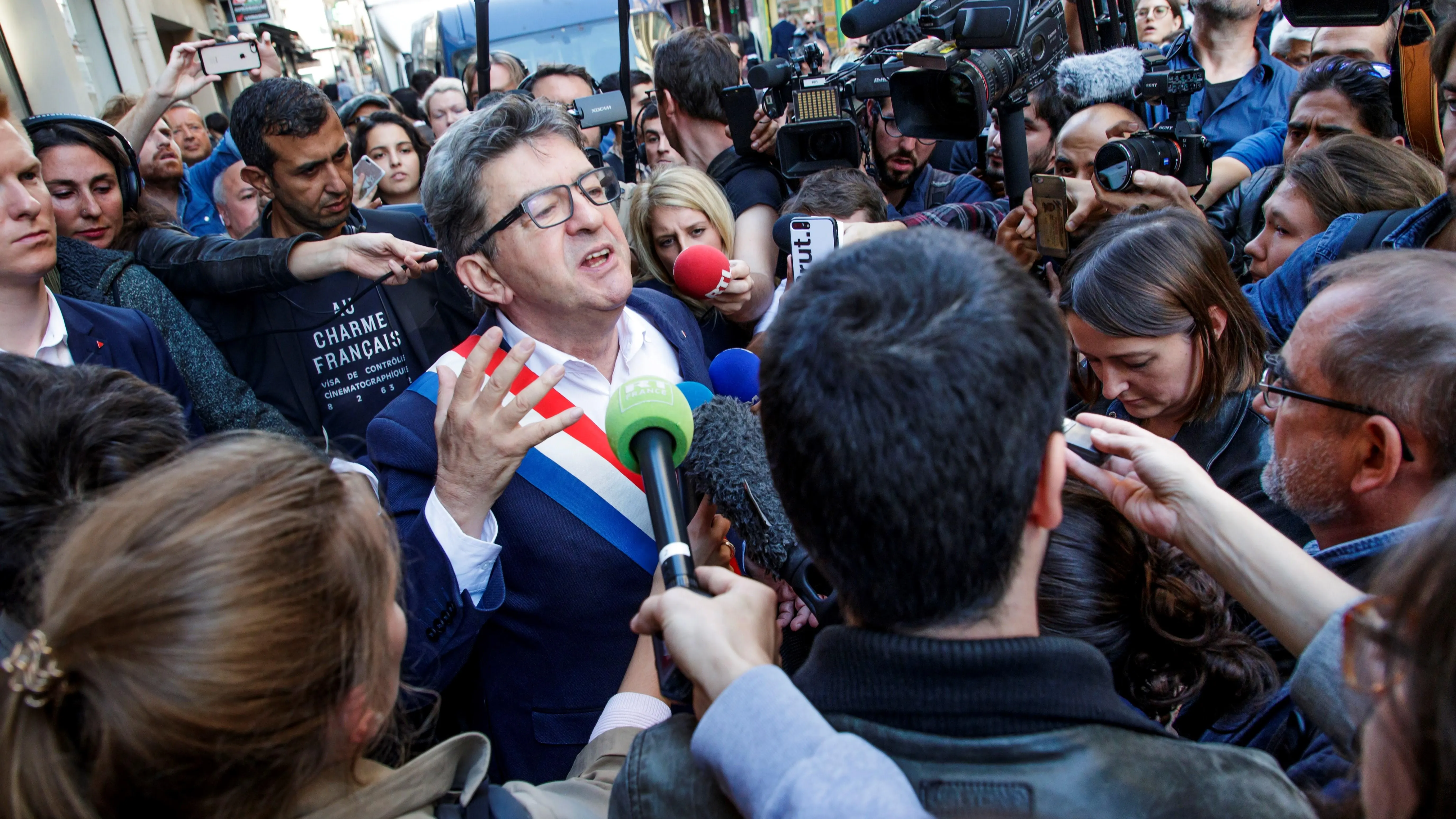  El líder del partido político La Francia Insumisa (LFI) y miembro del parlamento, Jean-Luc Mélenchon, se dirige a la prensa tras el registro de la policía