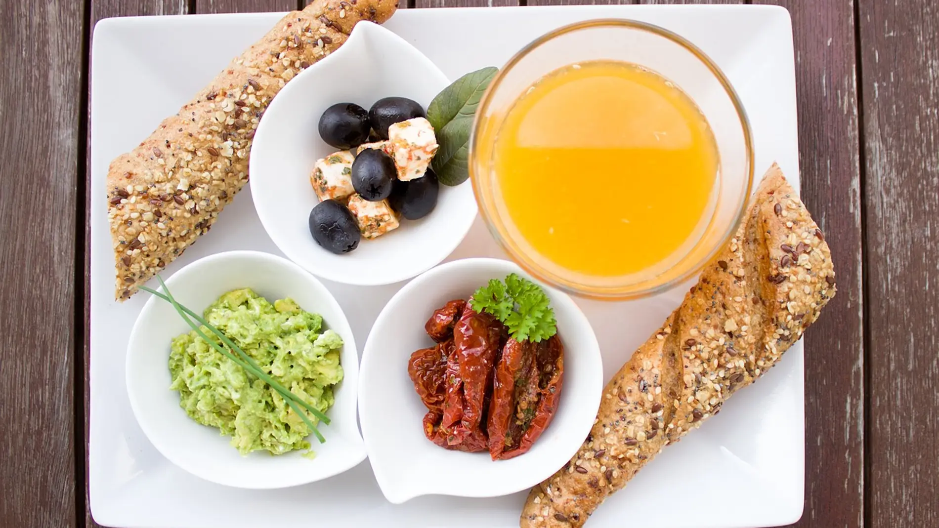 desayuno meditarráneo con zumo de naranja