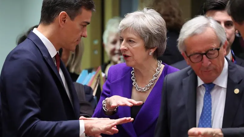 Pedro Sánchez junto a Theresa May y Jean-Claude Juncker