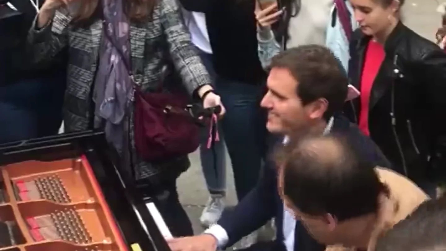 Albert Rivera, como nunca antes lo habías visto: así toca el piano en plena calle de Madrid Albert Rivera, como nunca antes lo habías visto: así toca el piano en plena calle de Madrid