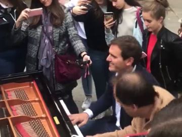 Albert Rivera, como nunca antes lo habías visto: así toca el piano en plena calle de Madrid Albert Rivera, como nunca antes lo habías visto: así toca el piano en plena calle de Madrid