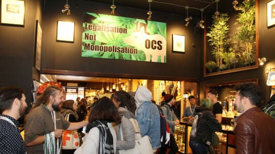 Personas compran marihuana en Canad&aacute;