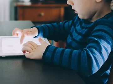 Pasar más de tres horas conectado a Internet aumenta un 79% las posibilidades de sufrir obesidad infantil. Pasar más de tres horas conectado a Internet aumenta un 79% las posibilidades de sufrir obesidad infantil.