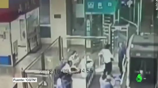 Un niño se mete dentro de una máquina de rayos X en una estación de tren en China Un niño se mete dentro de una máquina de rayos X en una estación de tren en China
