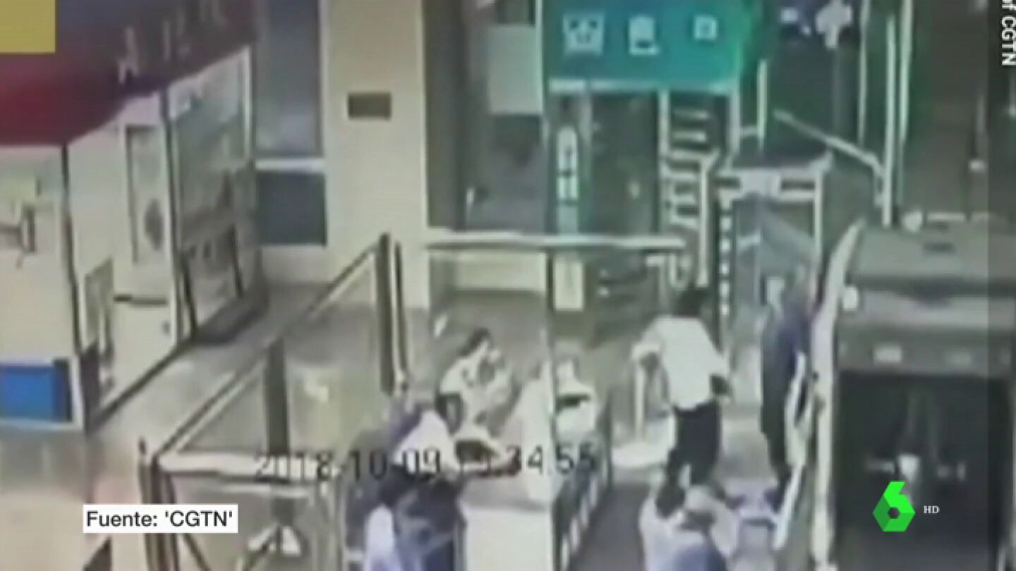 Un ni&ntilde;o se mete dentro de una m&aacute;quina de rayos X en una estaci&oacute;n de tren en China