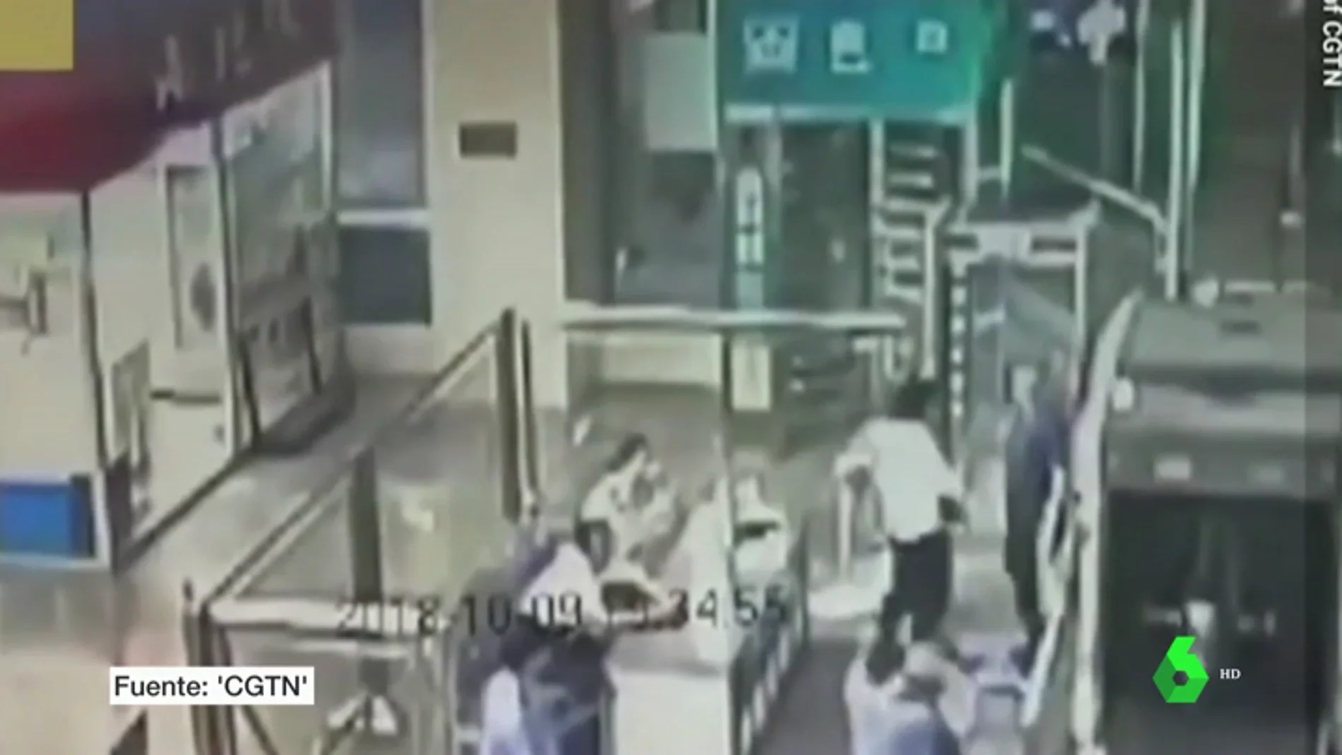 Un niño se mete dentro de una máquina de rayos X en una estación de tren en China