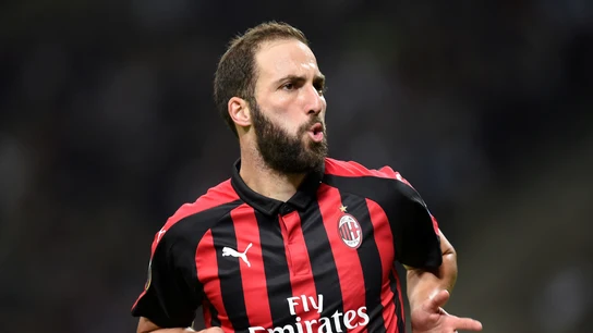 Higuaín celebra un gol con el Milan Higuaín celebra un gol con el Milan
