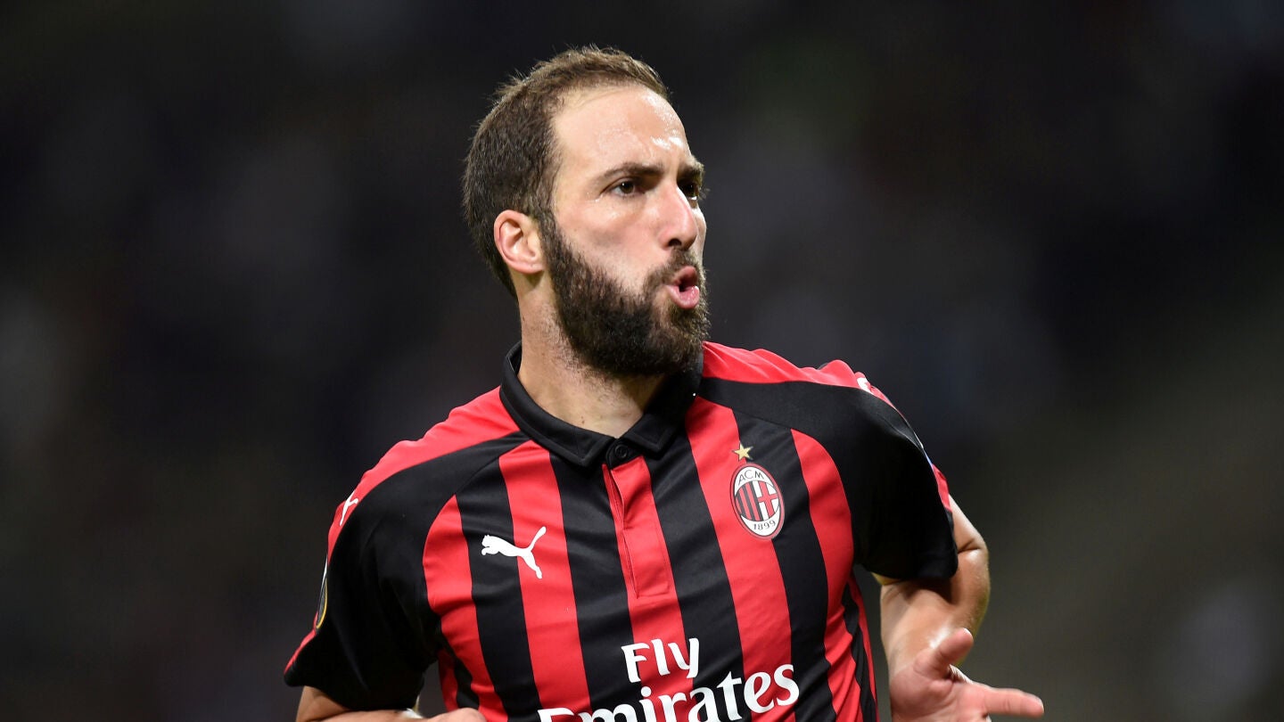 Higua&iacute;n celebra un gol con el Milan