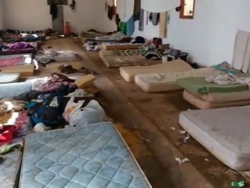 Entre basura y sin agua caliente en antiguas granjas: las inhumanas condiciones en las que viven los temporeros Entre basura y sin agua caliente en antiguas granjas: las inhumanas condiciones en las que viven los temporeros