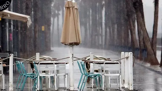 Terrazas vacías por la lluvia en Valencia Terrazas vacías por la lluvia en Valencia