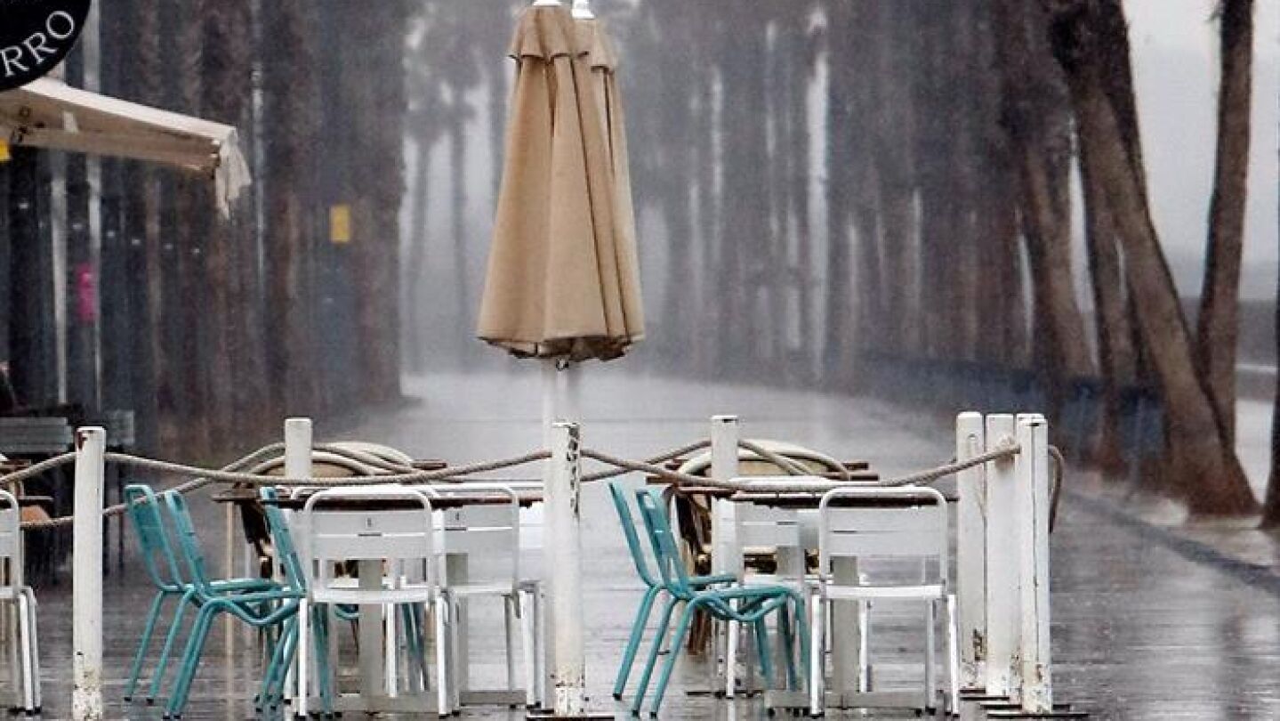 Terrazas vac&iacute;as por la lluvia en Valencia