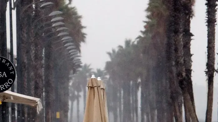 Terrazas vacías por la lluvia en Valencia