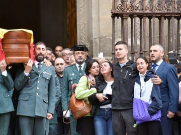La familia del guardia civil asesinado en Granada, en su funeral La familia del guardia civil asesinado en Granada, en su funeral