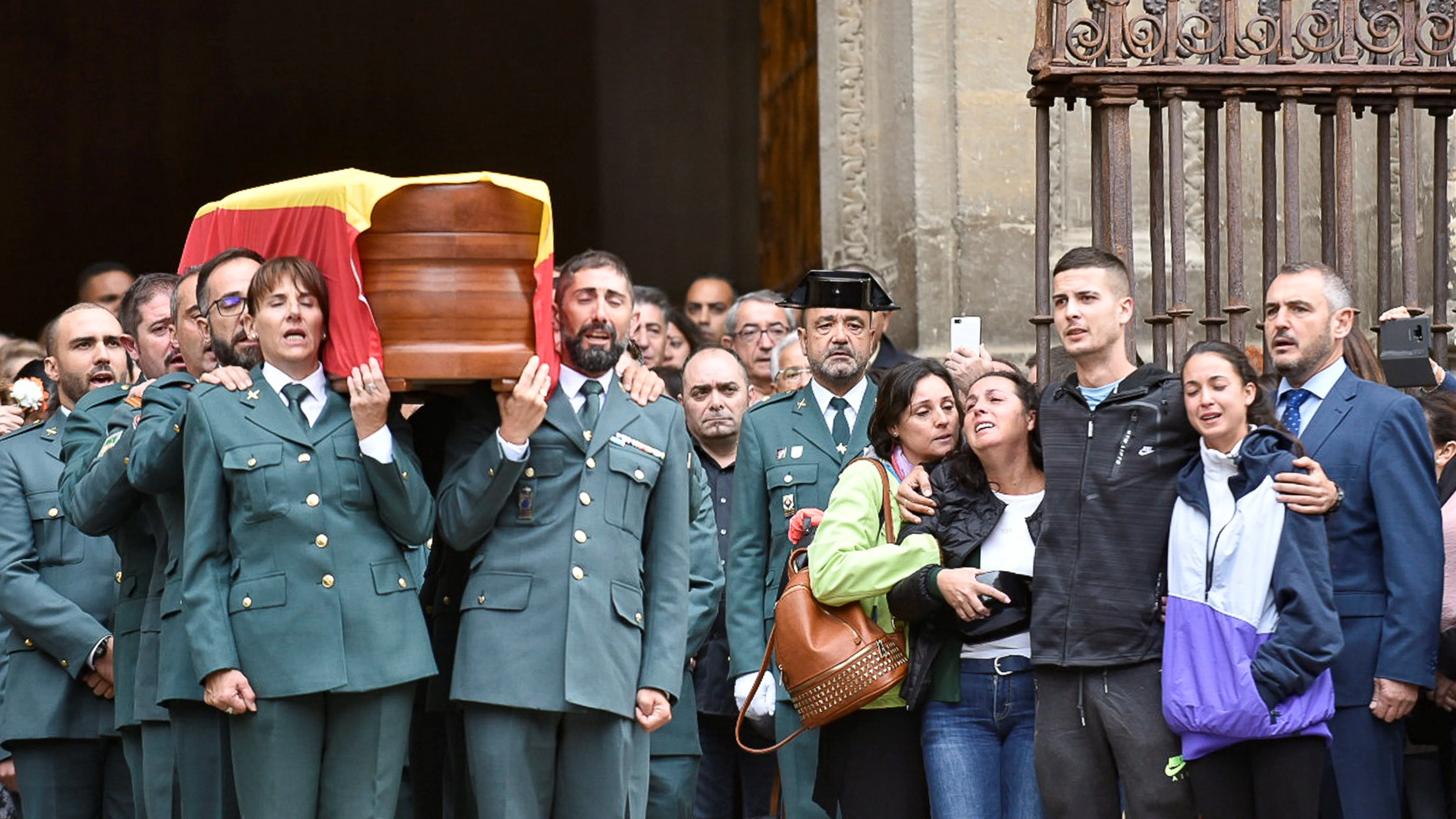 La familia del guardia civil asesinado en Granada, en su funeral