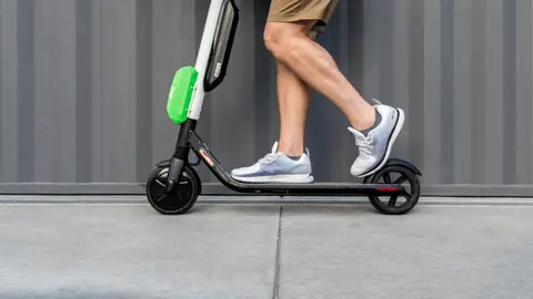 Imagen de archivo de un patinete eléctrico Imagen de archivo de un patinete eléctrico