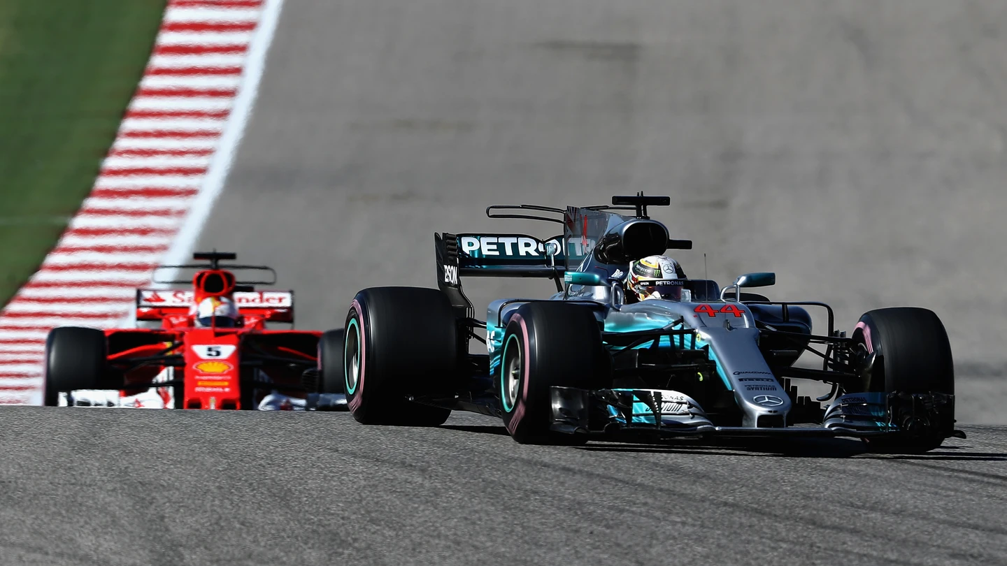 Lewis Hamilton conduce su Mercedes en el trazado de Austin Lewis Hamilton conduce su Mercedes en el trazado de Austin