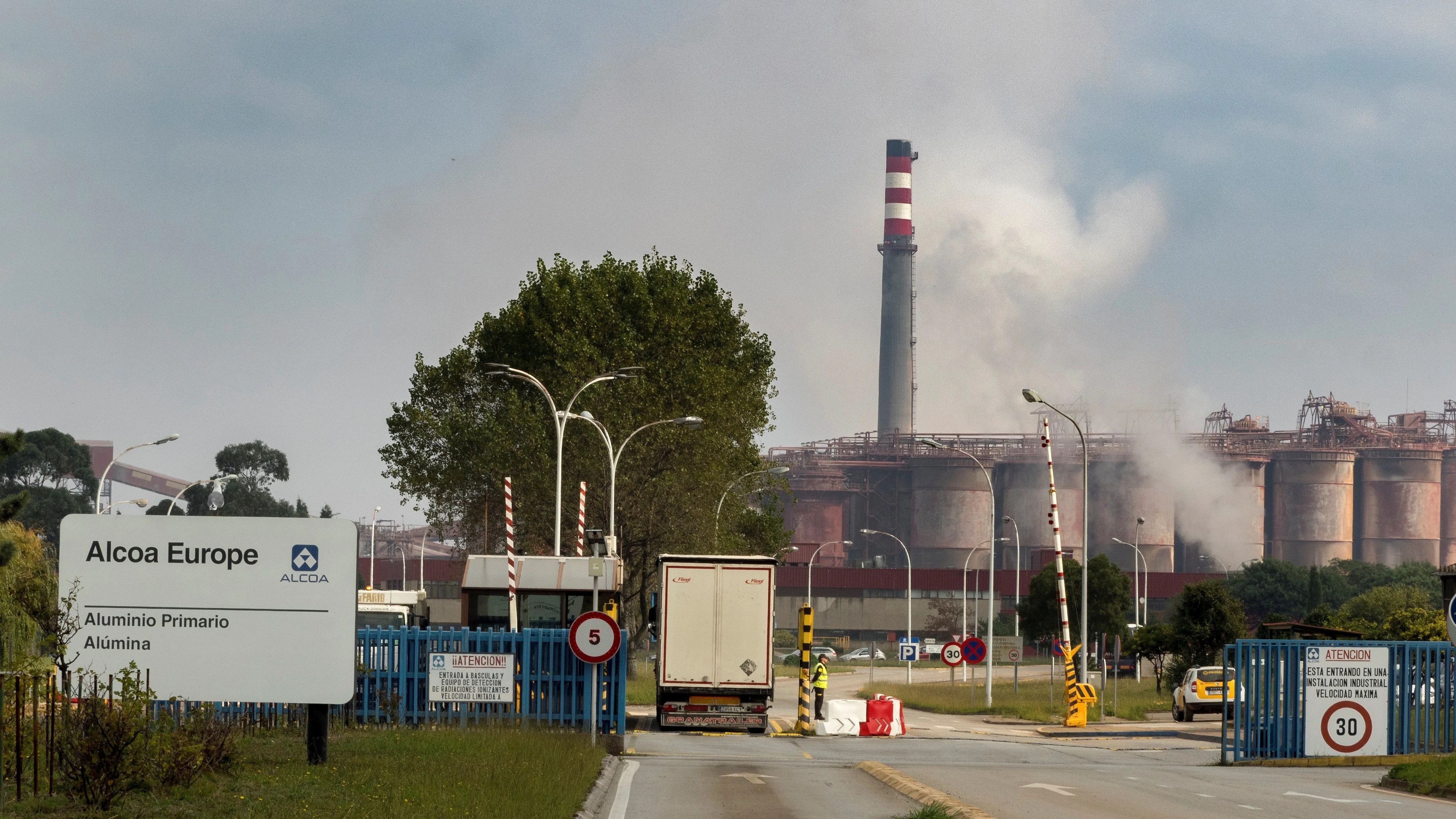 Imagen de la entrada de la empresa Alcoa