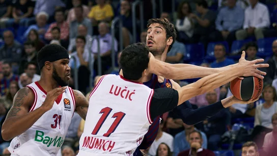 Tomic busca un pase ante la defensa de los jugadores del Bayern Tomic busca un pase ante la defensa de los jugadores del Bayern