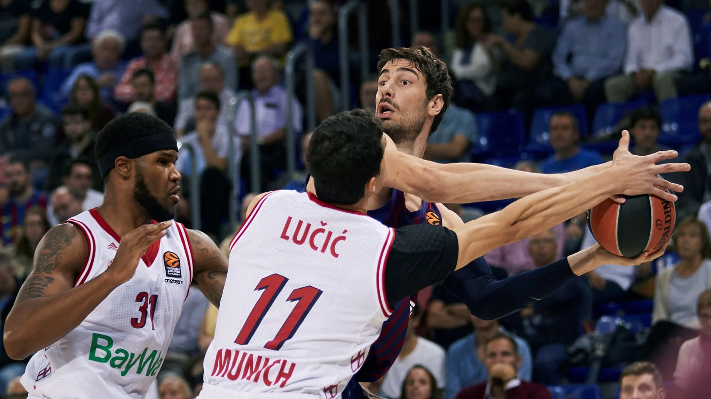 Tomic busca un pase ante la defensa de los jugadores del Bayern Tomic busca un pase ante la defensa de los jugadores del Bayern