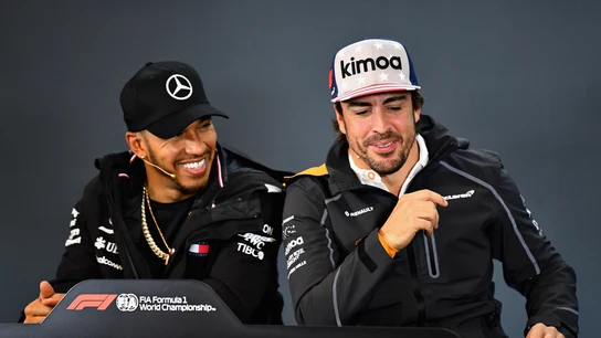 Hamilton y Fernando Alonso, sonrientes en la sala de prensa Hamilton y Fernando Alonso, sonrientes en la sala de prensa