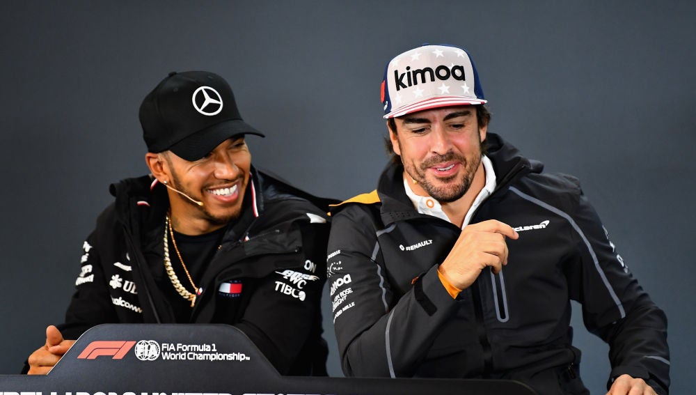 Hamilton y Fernando Alonso, sonrientes en la sala de prensa