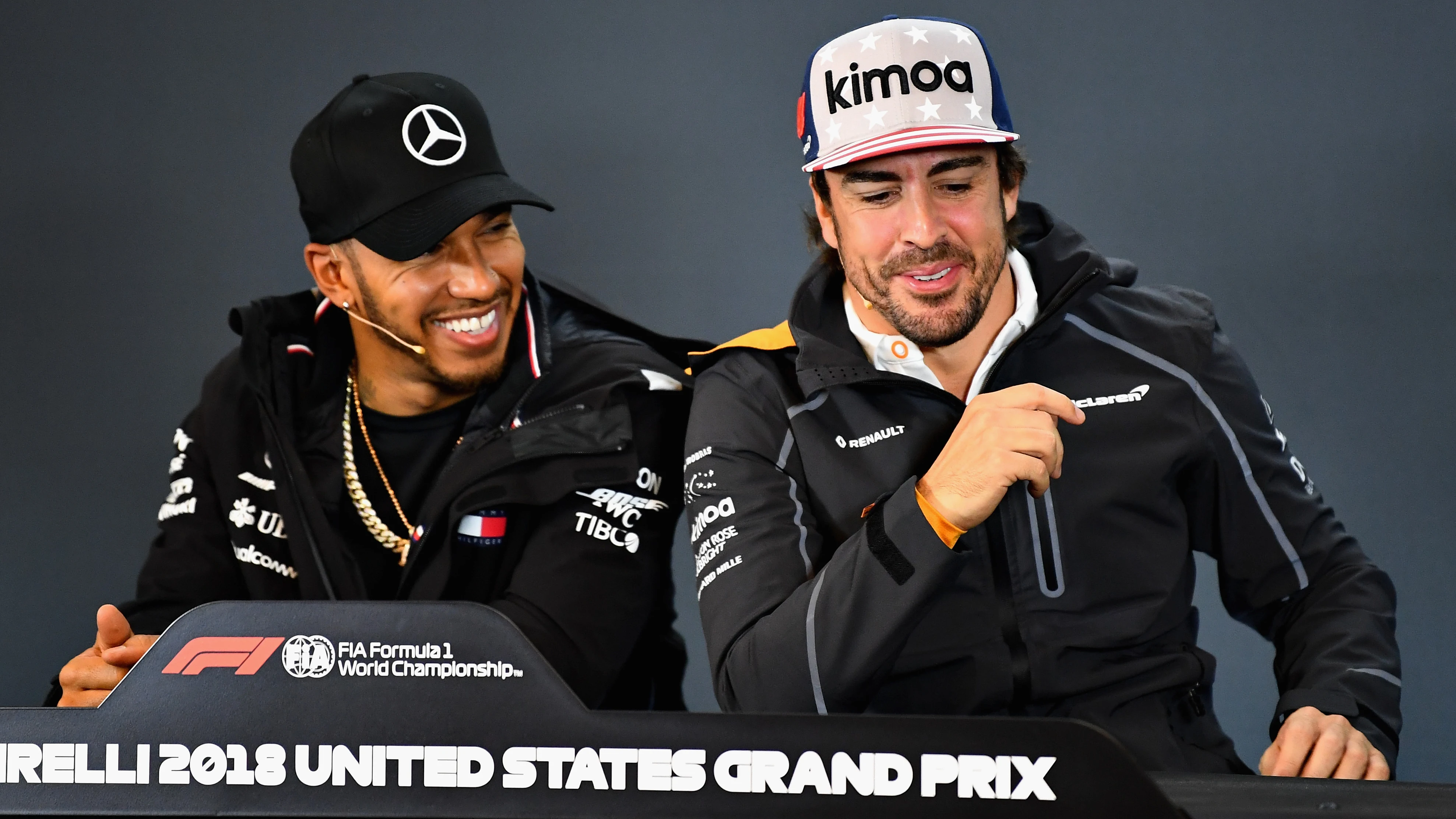 Hamilton y Fernando Alonso, sonrientes en la sala de prensa