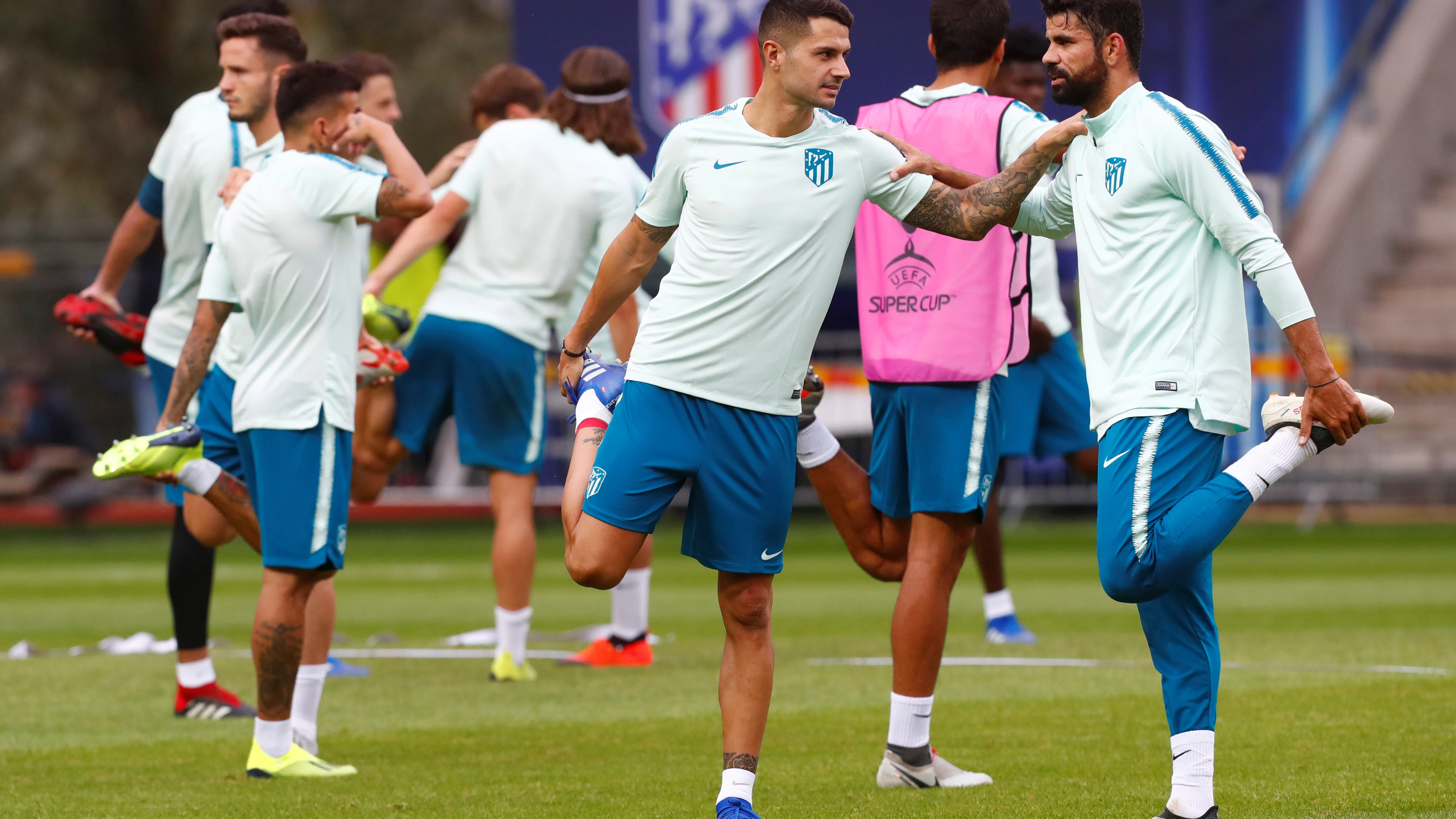 Vitolo y Diego Costa, durante un entrenamiento del Atlético de Madrid